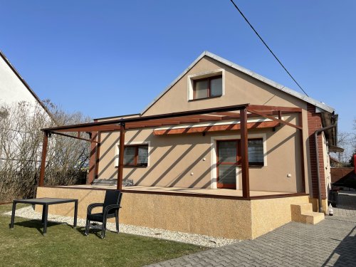 Hliníková pergola na terase v barvě RAL 7016